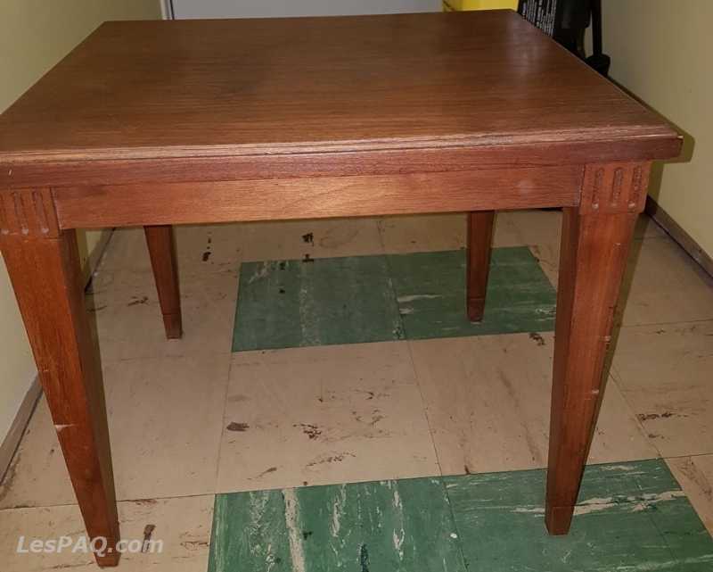 Petite table en bois à vendre.